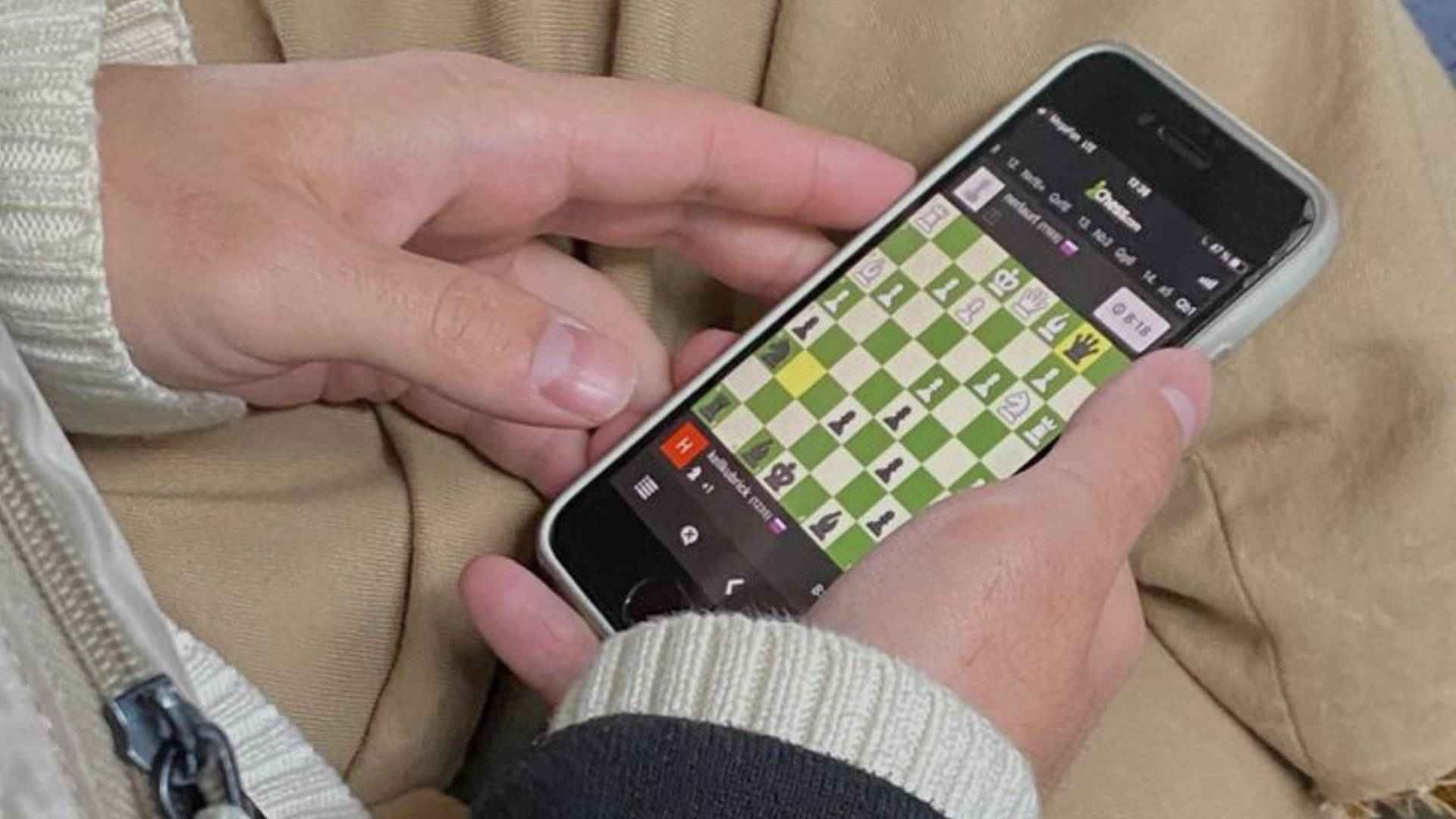 Mobile Card Games That Encourage Competitive Learning